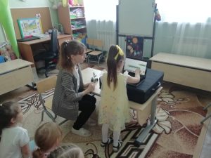 Волонтеры проводят День космонавтики в детском саду 25