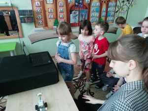 Волонтеры проводят День космонавтики в детском саду 25
